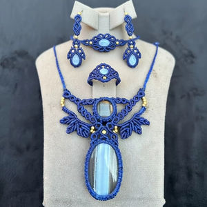 Collar con Colgante de Macramé de Cristal Azul, Mangalmay Corporation, Joyería Budista Clásica Hecha a Mano, Venta al por Mayor en India - Product Image 1