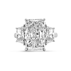 Exquisito Anillo de Compromiso de Tres Piedras con Diamante de Corte Radiante |   Joyería nupcial clásica de lujo en oro de 14 quilates - Product Image 2