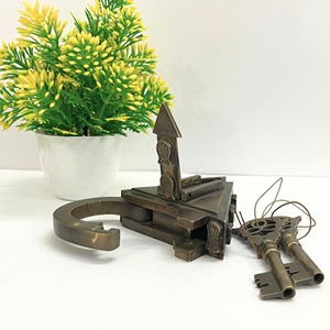 Cadenas triangulaire en laiton, style vintage artisanal, décoratif et de collection, pour maison, jardin, portail - Product Image 4