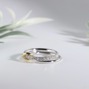 Bague de fiançailles et de mariage en or blanc avec diamants de laboratoire entrelacés, double bande pavée, style boucle éternité, bijoux fins modernes - Product Image 2