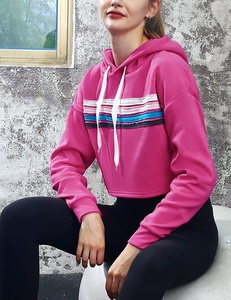 Sweat à capuche court décontracté pour femmes avec manches longues pull en gros sweats court longueur hauts à capuche - Product Image 5