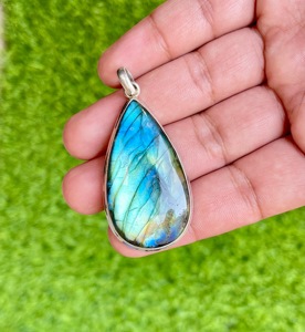 Colgante de Labradorita Azul Natural Multicolor, Colgante Hecho a Mano en Plata de Ley 925, Joyería de Labradorita con Destellos Coloridos, Gemas al por Mayor - Product Image 6