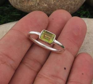 Bague de mariage solitaire classique bohème délicate en argent sterling 925 avec serti clos et péridot naturel taillé à la main, certifiée par une tierce partie - Product Image 3