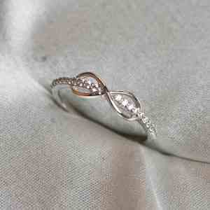 Anillo Infinito de Plata de Ley con Piedras de Moissanita - Elegante Anillo de Promesa de Amor de Lujo para Ella, Regalo de Aniversario de Bodas, Minimalista - Product Image 1
