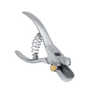 Muesca de oreja grande de alta calidad con instrumento veterinario de troquel en forma de V de Pakistán por implantes déntricos - Product Image 1