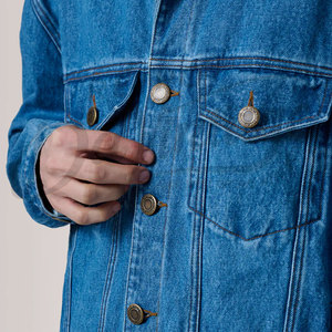 Veste en jean bleu moyen sur mesure pour homme, coupe ample et oversize, délavage vintage, en coton, style streetwear décontracté - Product Image 2
