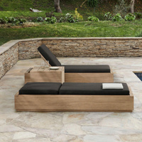 Chaise longue d'extérieur moderne en bois avec dossier réglable et coussin blanc