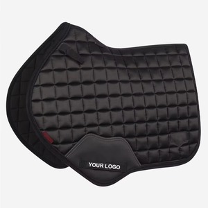 Tapis de selle classique pour cheval avec tissu respirant et rembourrage léger pour une équitation confortable - Product Image 1