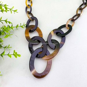 Collier chaîne en corne de style classique religieux de qualité supérieure avec perle et diamant pour les fêtes - Product Image 3