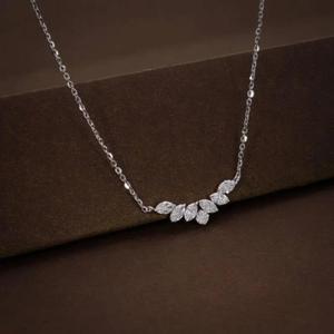 Collier pendentif en or blanc massif avec diamants taillés marquise et ronds, serti en grappe incurvée, chaîne à maillons en V, style minimaliste - Product Image 3