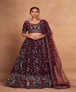 LEHENGA CHOLI DE DISEÑO CON BORDADO Y LENTEJUELAS DE GEORGETTE CON DUPATTA COLOR VINO 80130 Lehenga choli bordado al por mayor de la India - Product Image 1