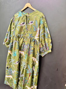 Vente à l'exportation Belle robe mi-longue en coton imprimé pour les femmes parfaite pour les vacances, les fêtes et le confort quotidien - Product Image 4