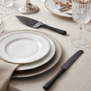 Cuchillo para cortar pasteles de lujo con elegante mango negro, ideal para bodas, cumpleaños, recepciones, catering y eventos festivos. - Product Image 3