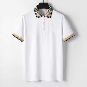 Polo de manga corta negro para hombre con cuello y puños con estampado dorado, estilo casual de punto. - Product Image 3