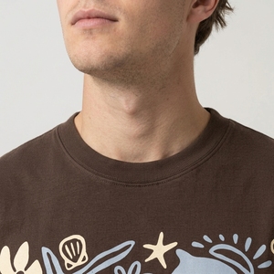 T-shirt graphique avec des motifs colorés inspirés de l'océan, illustrant des dauphins, des méduses, des fleurs de soleil et des illustrations marines abstraites - Product Image 3