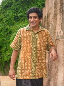 Chemise décontractée pour homme en coton artisanal imprimé Ajrakh, motif géométrique, manches courtes, imprimé traditionnel au bloc, idéale pour l'été - Product Image 3