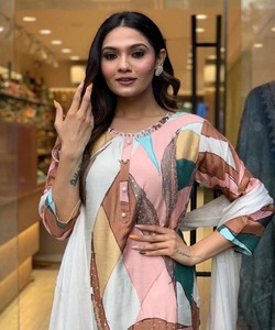 สินค้ามาใหม่ ชุดผ้ามัสลินพิมพ์ลายดิจิทัล เสื้อ+กางเกง+ผ้าคลุมไหล่ ชุดสำหรับงานเทศกาล หรูหรา แห้งเร็ว ราคาขายส่ง เสื้อผ้าสไตล์ชาติพันธุ์ - Product Image 6