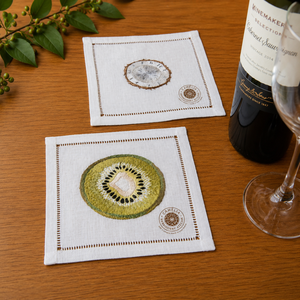Serviette de cocktail brodée Kiwi avec une touche minimaliste Pop Art, pratique pour la décoration quotidienne de la table. - Product Image 1