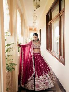 Ensemble de Lehenga en soie Malai avec broderie Zari, travail de sequins et travail Dori, chemisier en satin Malai et dupatta en soie - Product Image 2