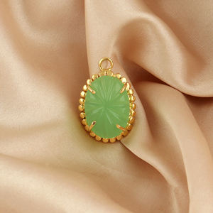 Colgante ovalado de jade prehnita verde tallado a mano, conector de piedra preciosa, componente de engaste único de latón chapado en oro de 18K - Product Image 2