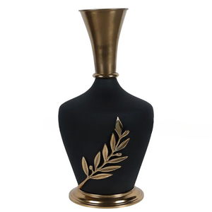 Vase à fleurs en aluminium de style arabe avec un design doré à feuilles, idéal pour la décoration de la maison, de la salle à manger et du salon. - Product Image 1