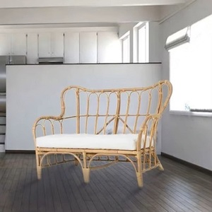 Canapé d'angle deux places en bambou artisanal au meilleur prix, dossier incurvé en forme de S, accoudoirs rembourrés, coussin blanc, pieds en bois de style mid-century modern - Product Image 3
