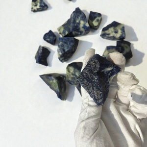 Pierres de guérison en sodalite brute naturelle - Spécimen minéral de sodalite bleu profond brut pour le Reiki, la méditation et le chakra de la gorge - Product Image 5