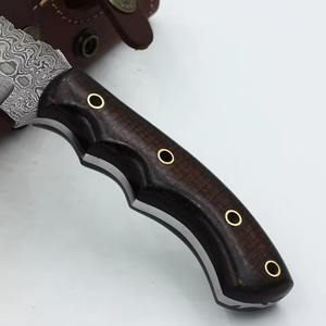 Cuchillo de caza hecho a mano de acero de Damasco con mango de madera natural y funda de cuero, producto OEM personalizado - Product Image 3