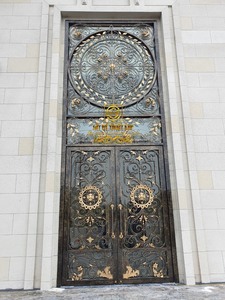 Porte d'entrée en fer forgé à double battant de style européen Khang Hung Phat, revêtement poudré, durable, design orné - Product Image 3