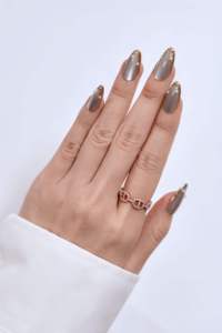 Uñas Postizas Metálicas Color Champán Línea Dorada, Forma Almendrada Mediana, Uñas Artificiales de Lujo con Perlas, Personalizadas, OEM, ODM, Venta al Por Mayor - Product Image 3