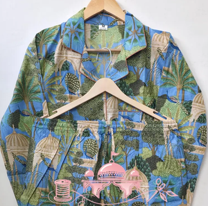 Pijama Elegante de Algodón Puro Hecho a Mano con Estampado Floral Azul, Ecológico, para Verano, Otoño y Primavera, para Mujer, de Manga Larga y con Botones - Product Image 1