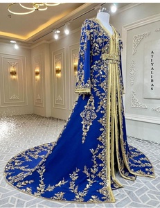 Robe caftan de mariage traditionnelle bleu or brodée, longueur ras du sol, pour femme, en soie/crêpe banane, coupe ample et élégante - Product Image 3