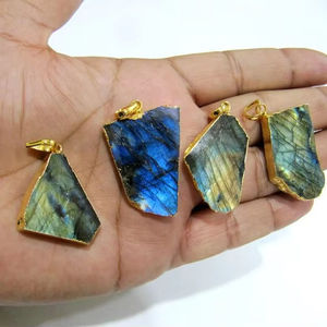 Pendentif en tranche de labradorite naturelle, forme libre, breloque avec bordure électroplaquée or - Product Image 2