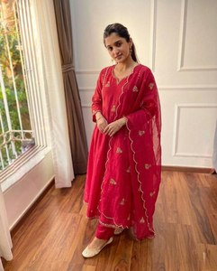 ฤดูกาลนี้ ลองสวมใส่เสื้อปักลายประดับเลื่อมและกระจกแท้ พร้อมกางเกงและผ้าคลุมไหล่ของเรา - Product Image 1