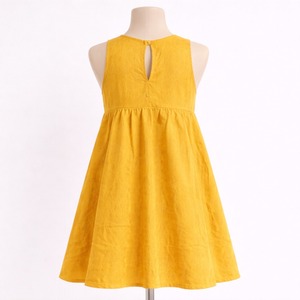 เสื้อกล้ามผู้หญิง OEM พรีเมียม ผ้าฝ้าย 100% คอวี ทอแบบมีกระดุม ซับในเนื้อนุ่ม ระบายอากาศได้ดี เป็นมิตรต่อสิ่งแวดล้อม ตกแต่งด้านหน้าแบบสั่งทำพิเศษ - Product Image 4