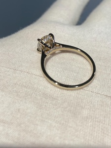 แหวนหมั้นมอยส์ซาไนต์ 1 กะรัต: แหวนทองคำทรงกลมสำหรับเจ้าสาว - Product Image 5