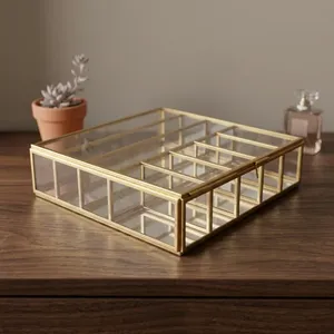 Organisateur de bijoux en verre avec cadre en laiton, base miroir, design rectangulaire, 10x10x2 pouces, pour rangement et présentation, multi-compartiments - Product Image 4