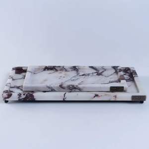 Plateau de service moderne en marbre avec bords surélevés pour une pose sécurisée des aliments et des boissons - Product Image 4