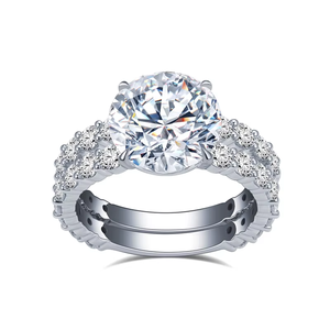 Bague de fiançailles pour femme en or blanc avec diamant rond taille brillant certifié GIA, design halo classique - Product Image 1