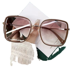 Lunettes de soleil tendance pour femmes à monture large, verres PC UV400, idéales pour les voyages et les rendez-vous, vente en gros à prix abordable - Product Image 2