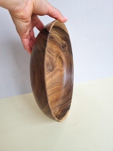 Bol en bois de noyer fait main, artisanal, pour la décoration de la cuisine et le service à table - Product Image 2
