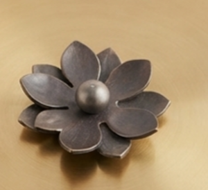 Boîte de rangement pour épices en métal doré rond de qualité supérieure avec un design de couvercle à fleurs pour une utilisation en cuisine - Product Image 2