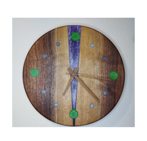 Horloge murale contemporaine en résine époxy et bois, idéale pour les cadeaux et la décoration intérieure, finition lisse et luxueuse, pour restaurant et hôtel. - Product Image 3