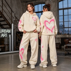 Conjunto Deportivo de Dos Piezas para Mujer, Sudadera con Capucha y Estampado de Corazón en Crema, Pantalones Anchos con Estampado Rosa, Ropa Urbana - Product Image 4