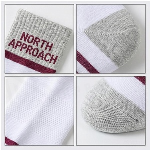 Chaussettes basses blanches à rayures bordeaux en coton respirant pour adultes – Idéales pour le basketball en été - Product Image 4