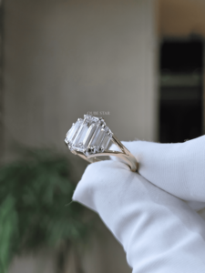 Bague à trois pierres en diamant de laboratoire taille émeraude 1,30 carat en or 14K certifiée IGI, avec pierres latérales coniques serties à griffes, bijoux de mariée raffinés - Product Image 4