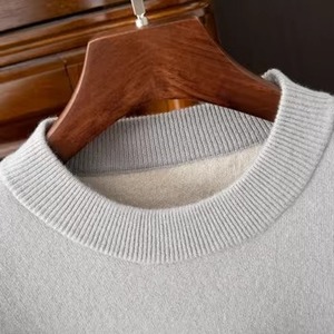 Pull en tricot pour homme, tissu doux et chaud, confortable à porter au quotidien, fabriqué dans une usine certifiée LEED. - Product Image 3