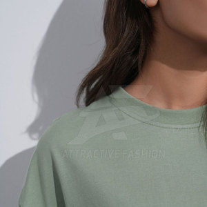เสื้อยืดโอเวอร์ไซส์สำหรับผู้หญิง สไตล์โมเดิร์น ออกแบบมาเพื่อความสบายในการสวมใส่และมีเสน่ห์ทางแฟชั่น - Product Image 2