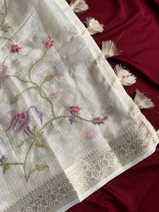 Saris en pure soie Kota pour femmes avec de magnifiques broderies sur le sari et des franges en viscose Banarasi sur le pallu - Product Image 3