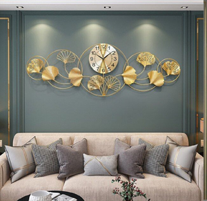 Reloj de pared moderno de lujo en metal dorado con un diseño geométrico de círculos superpuestos; disponible a precios de mayorista. - Product Image 3